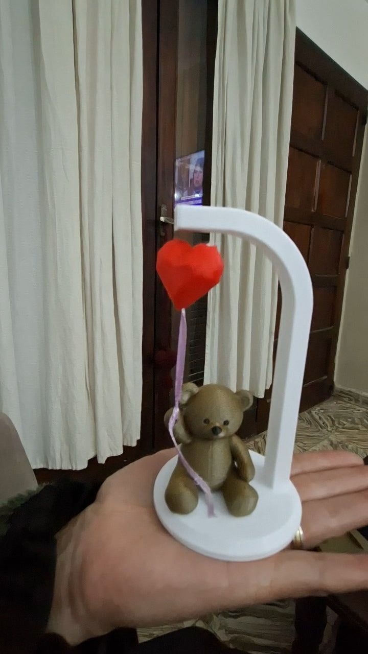 Osito 3D con corazón levitante - detalle