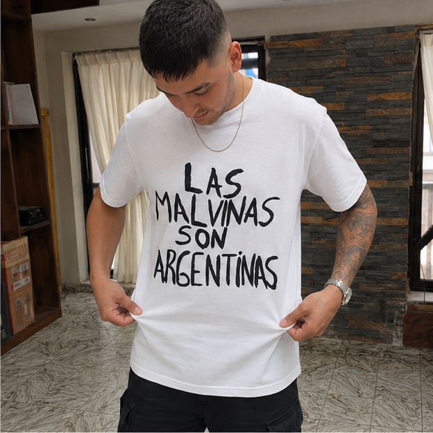 Modelo parado con remera Malvinas