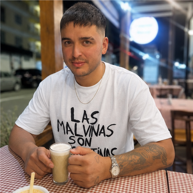Modelo sentado con remera Malvinas