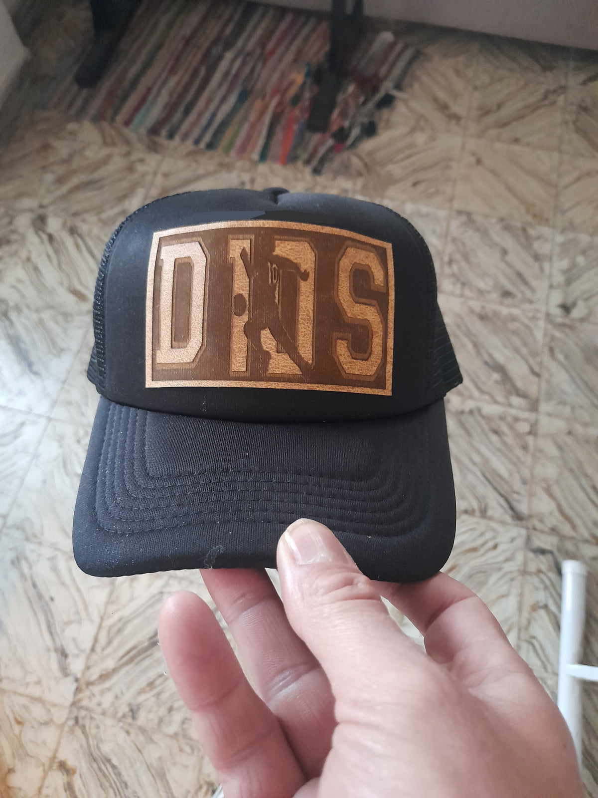 GORRA TRUCKER NEGRA - LOGO ECOCUERO