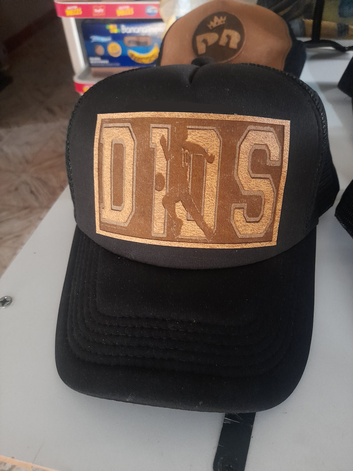 GORRA TRUCKER NEGRA - LOGO ECOCUERO