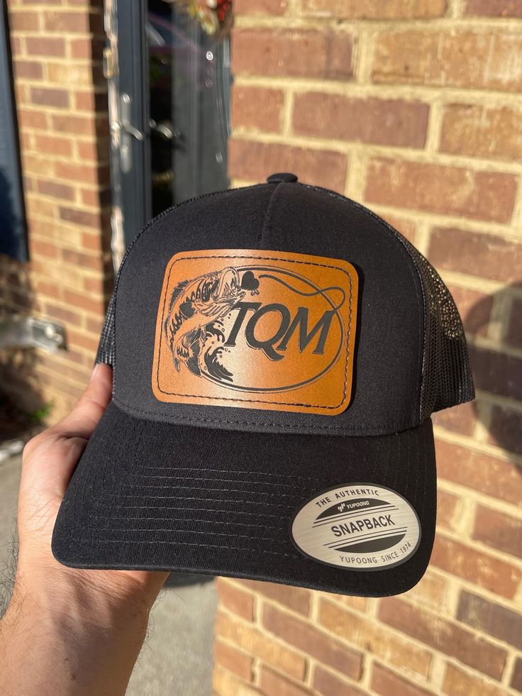 GORRA TRUCKER NEGRA - LOGO ECOCUERO