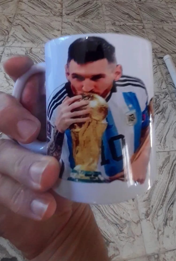 TAZA CERAMICA MESSI QUE MIRA BOBO